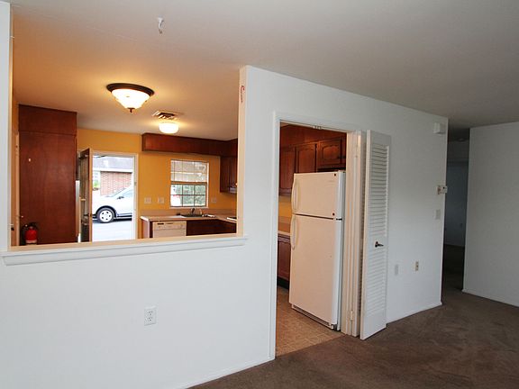 5th image of 572 Sheffield Court #B