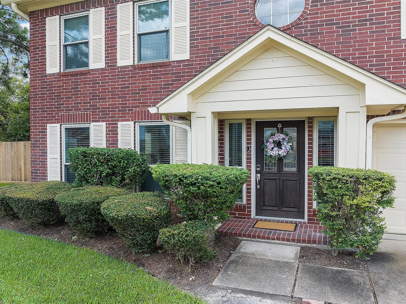 4 bed, 2.5 bath, 2528 sqft, $2,400 — Photo 2