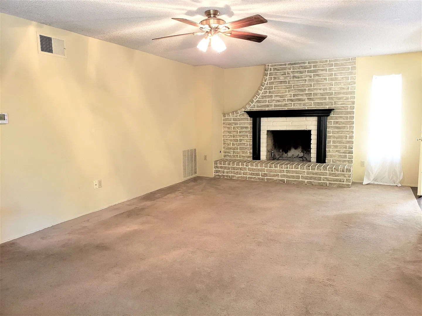 Beautiful 4 Bedroom El Cajon Home *$500.00 Off First Month's Rent Move In Special!* — Photo 3