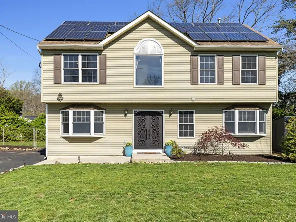 329 Maple Rd, Mount Laurel, NJ 08054