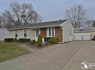 7528 Nottingham St, Lambertville, MI 48144