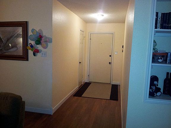 Nice wide entrance to the house
