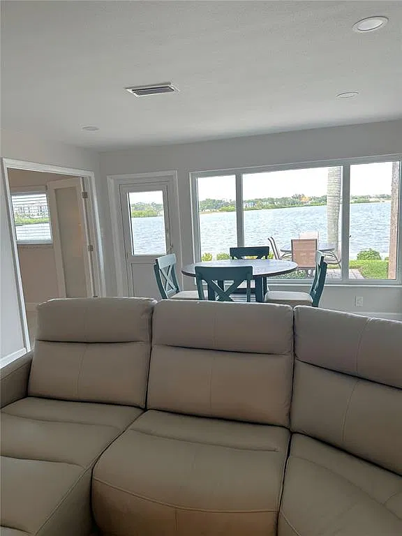 2 bed, 2.0 bath, 1400 sqft, $2,100 — Photo 3