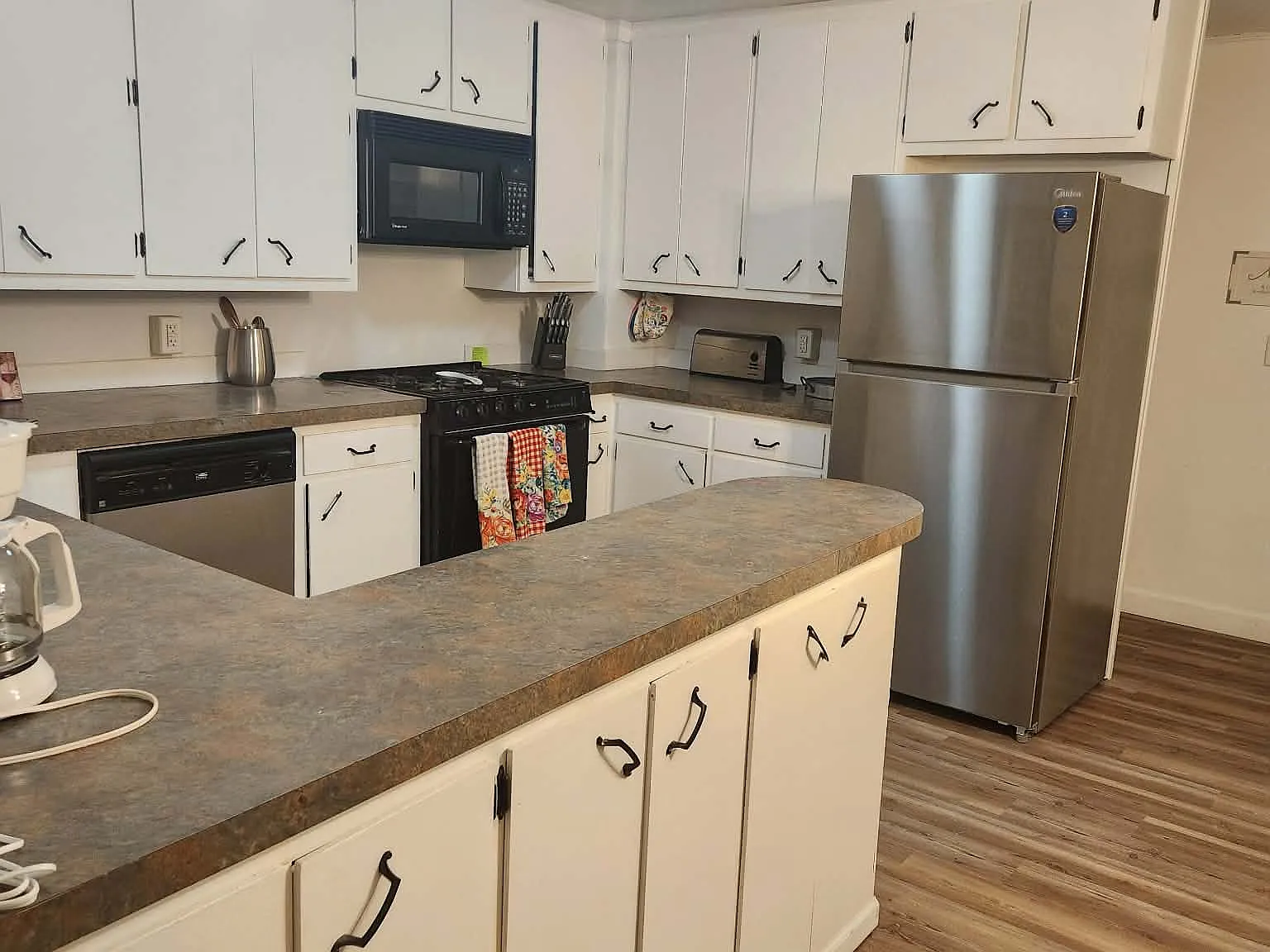 2 bed, 1.5 bath, 1255 sqft, $2,300 — Photo 3