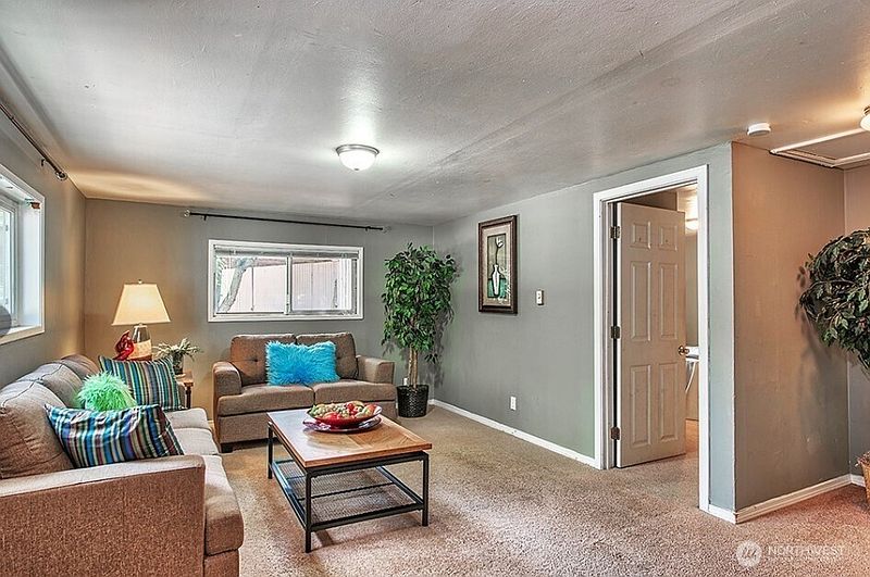 5th image of 22910 Edmonds Way