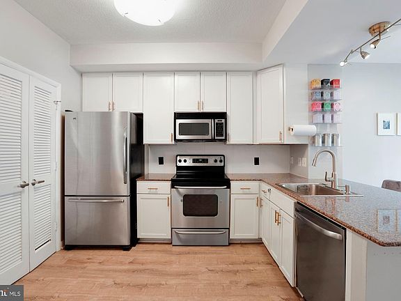 4th image of 400 Massachusetts Ave NW APT 917