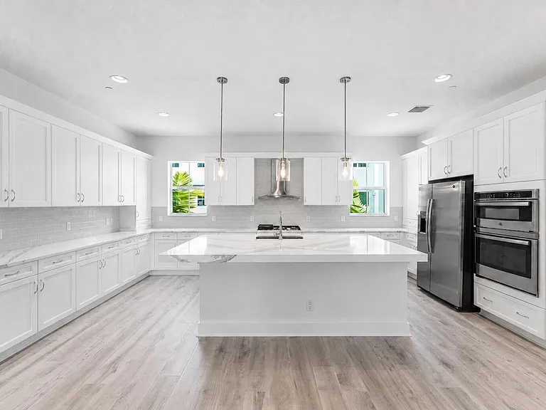 12546 Gross Pointe Dr — Photo 2