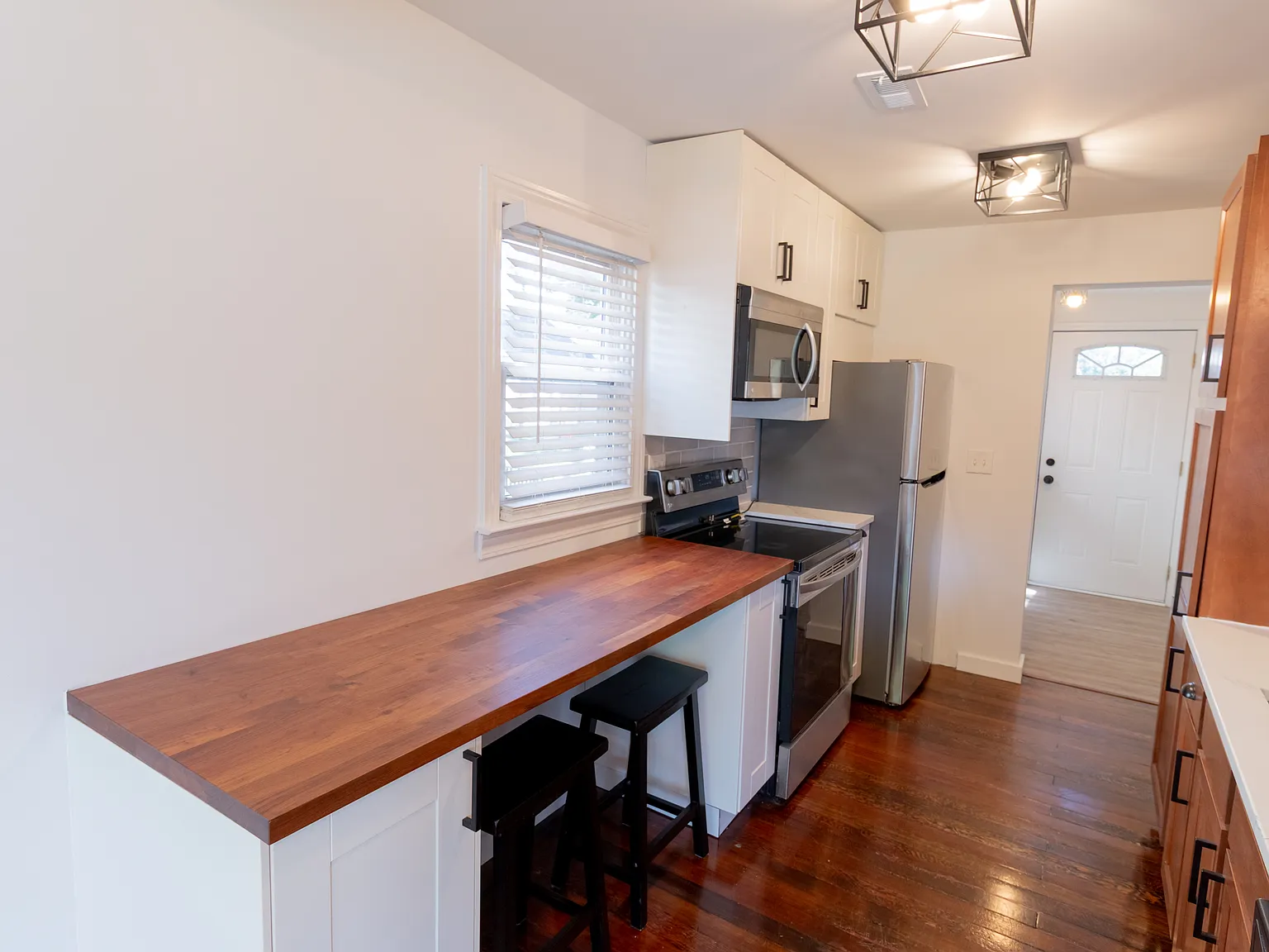 2 bed, 716 sqft, $1,400 — Photo 4