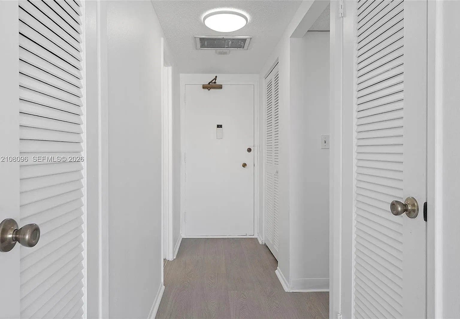 Hemispheres Condo — Photo 3