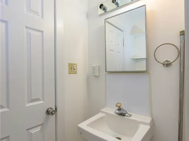 893 Queens Ave — Photo 5