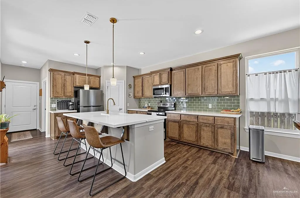 3 bed, 2.0 bath, 1681 sqft, $2,500 — Photo 3
