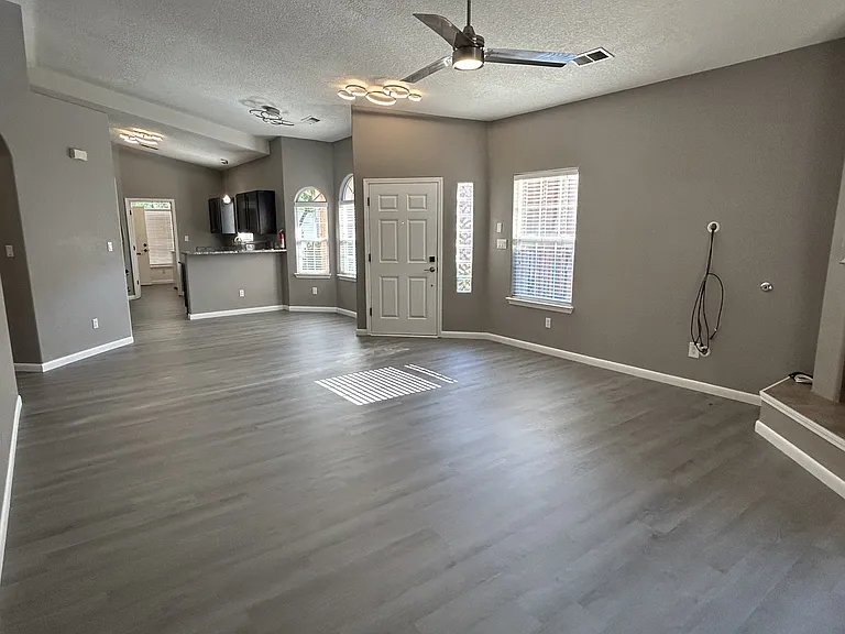 7224 Boxwood Ave NE — Photo 3