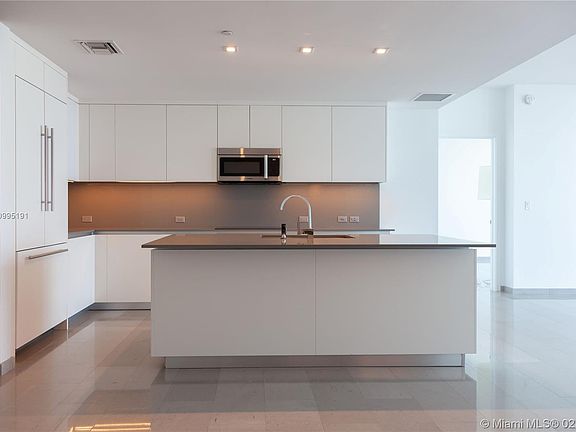 4th image of 68 SE 6th St APT 3903