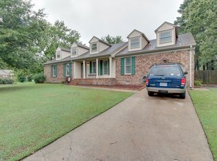 1220 Grenadier Dr, Chesapeake, VA 23322