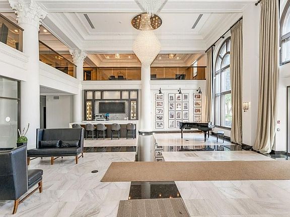 4th image of 118 King St E #418