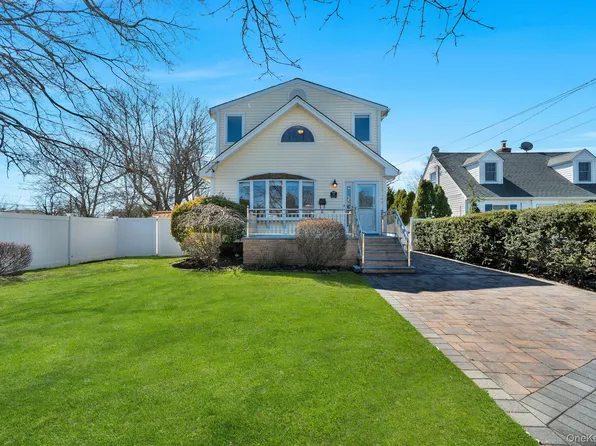 76 Balcom Road, Farmingdale, NY 11735