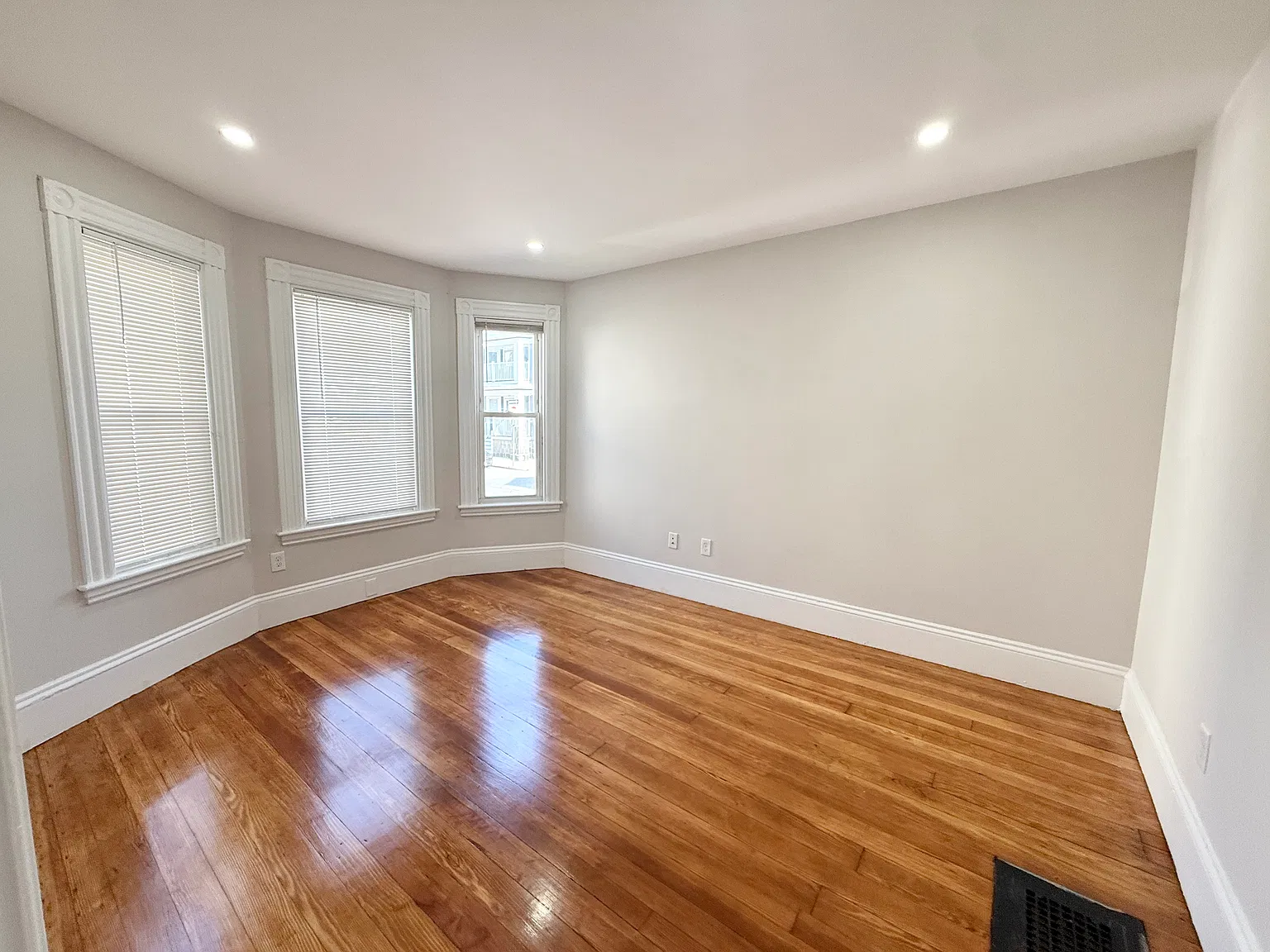 3 bed, 1.5 bath, 1200 sqft, $3,000 — Photo 4