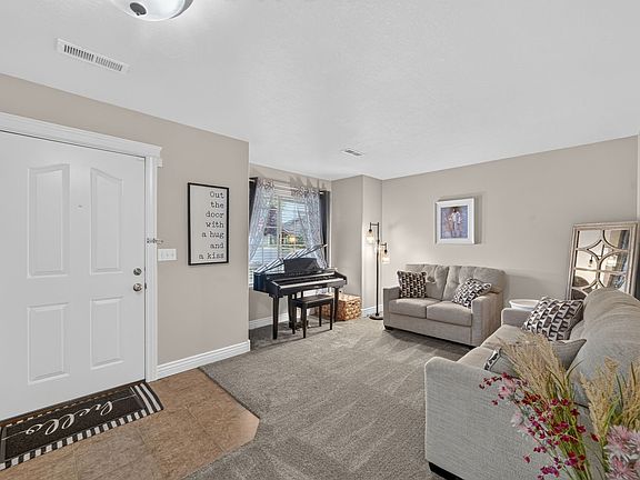 3rd image of 1035 W Hidden Dr