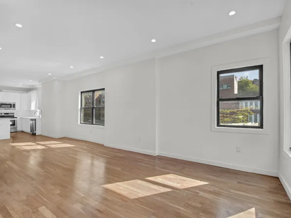 31 Roosevelt Place image 4 of 17