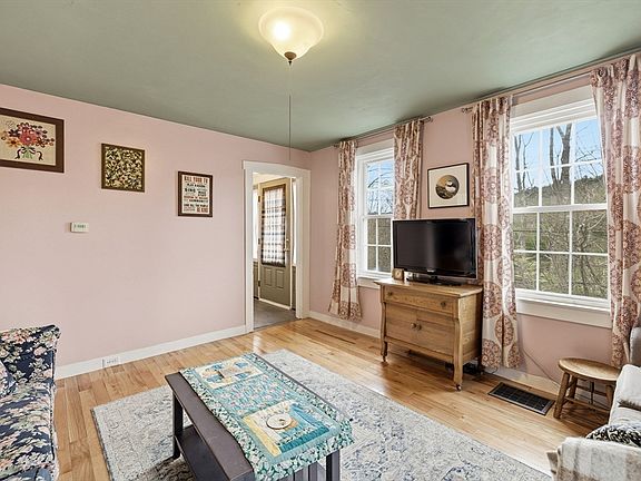 5th image of 118 N Leverett Rd