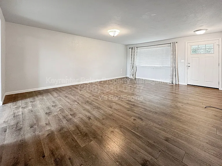 1773 W Victory Rd — Photo 4