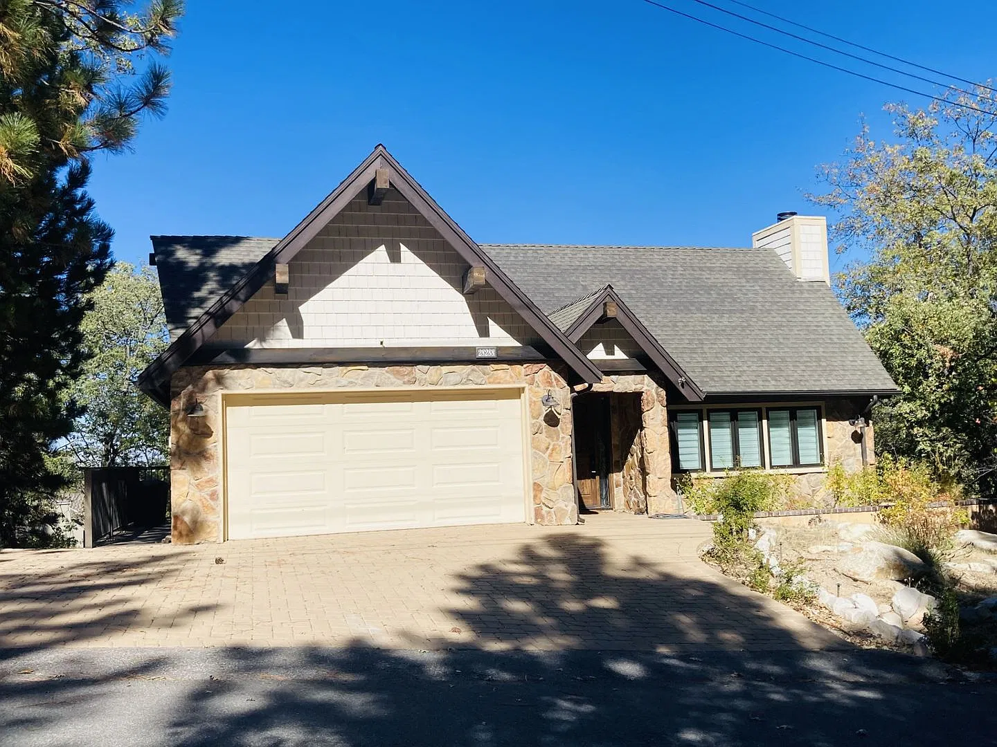 Beautiful charming, three bedroom four bath home close to Tavern Bay — Photo 1