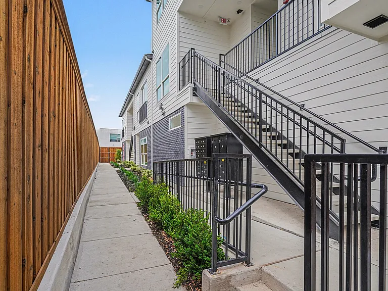 2217 N Fitzhugh Ave #205 — Photo 37