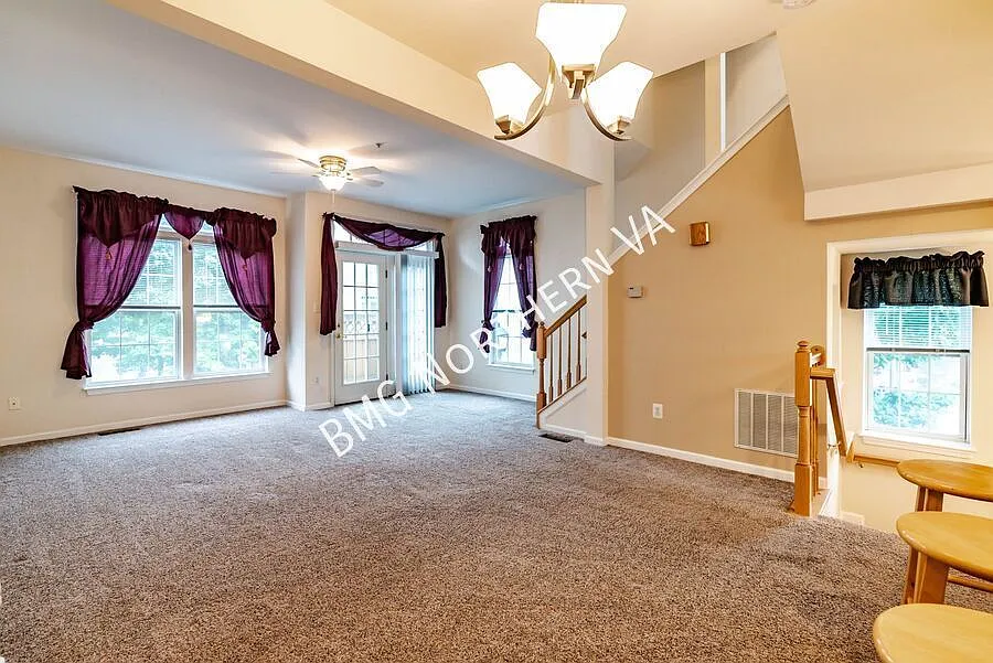 Fantastic 4 Level, 3 Bedroom, 3.5 Bathroom, Brick End Unit Townhome In Beautiful Summers Grove — Photo 4