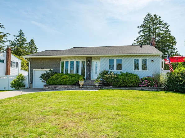 105 Graywood Court, West Islip, NY 11795