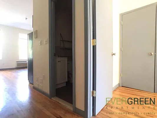 Rented by Evergreen Apartments BK | media 23