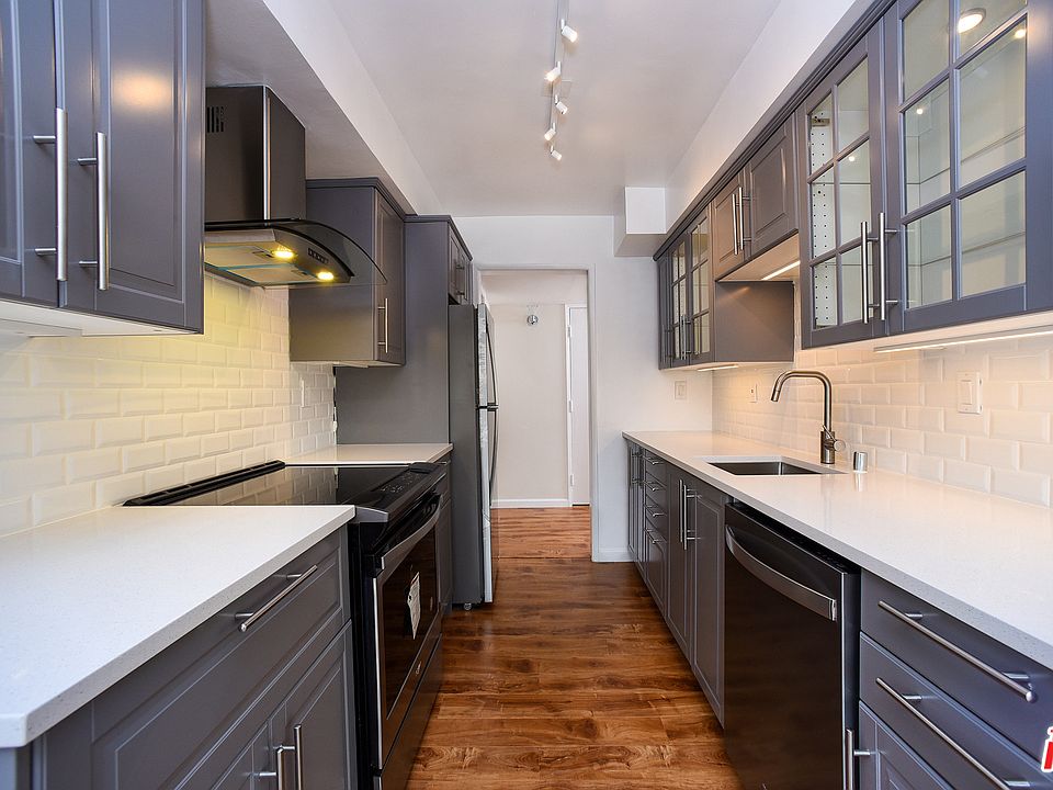 1st image of 5353 Yarmouth Ave Unit 306