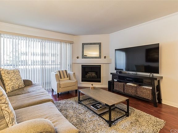 2nd image of 5500 Owensmouth Ave APT 129