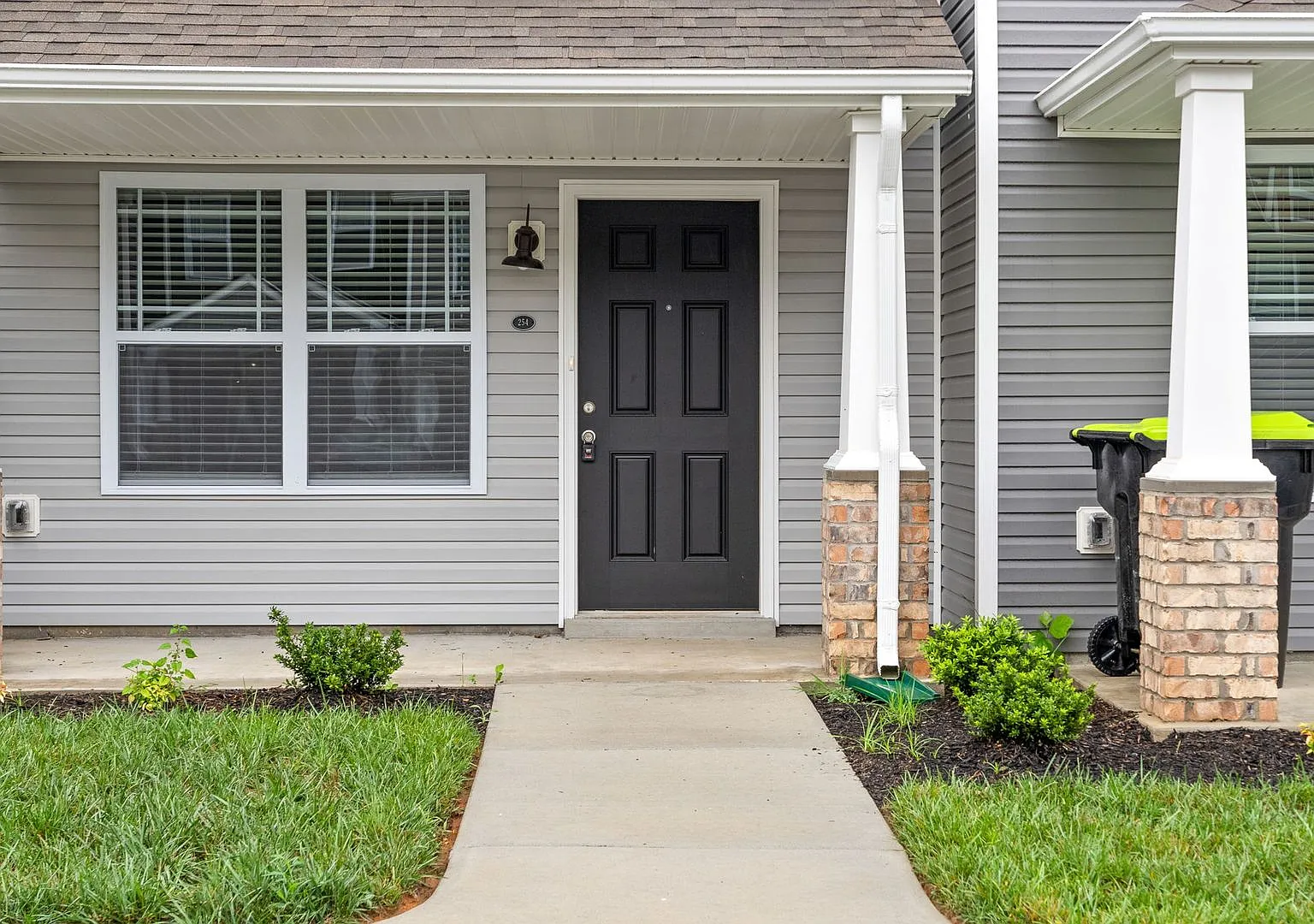 Two Week's Free Rent! Pet Friendly Two Bedroom! — Photo 4