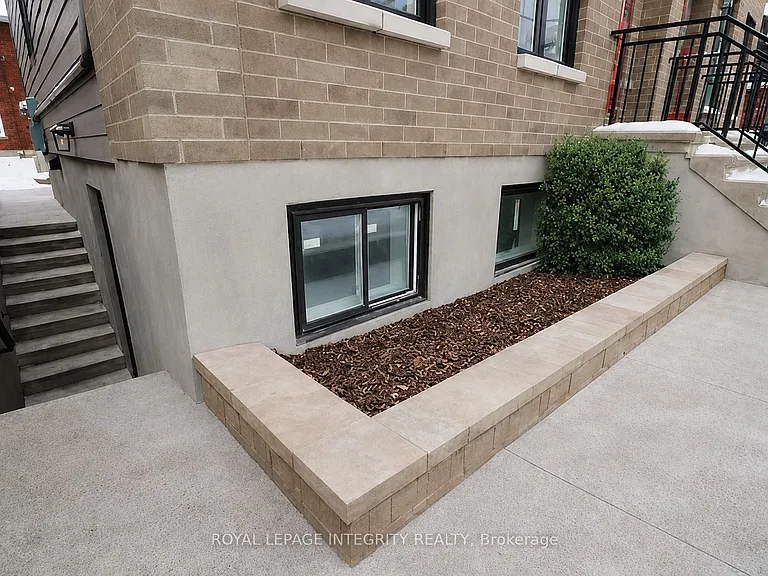 9 B Gwynne Ave S — Photo 1