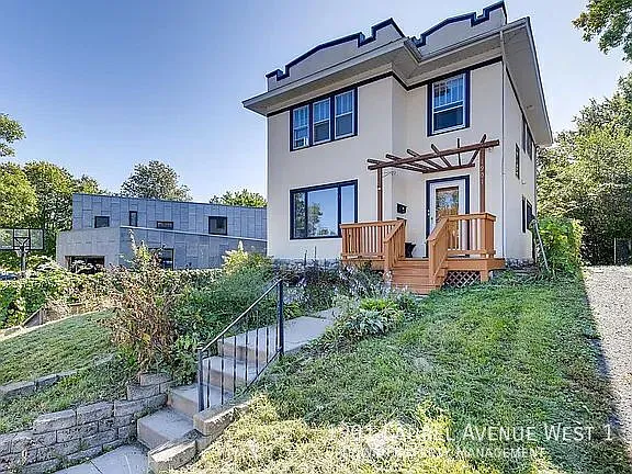 Building Photo - 1901 Laurel Ave W #1