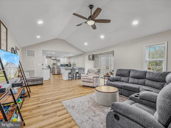 273 Potomac St, Paw Paw, WV 25434