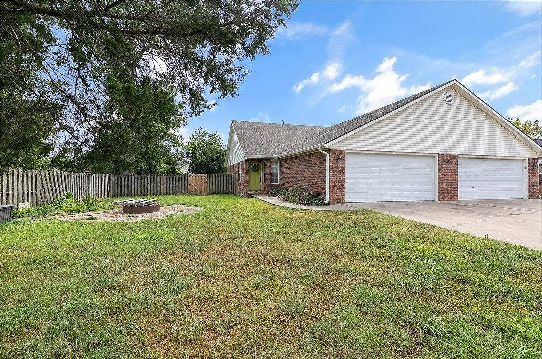 3 bed, 1327 sqft, $1,850 — Photo 1
