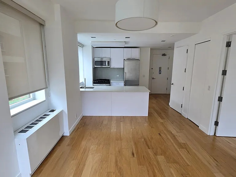 503 W 46th St #14 — Photo 10