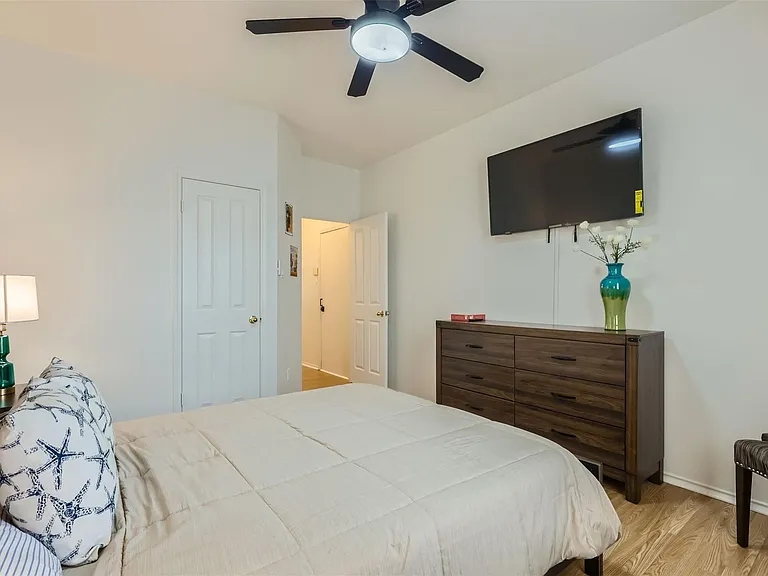 1016 Thackeray Ln — Photo 21
