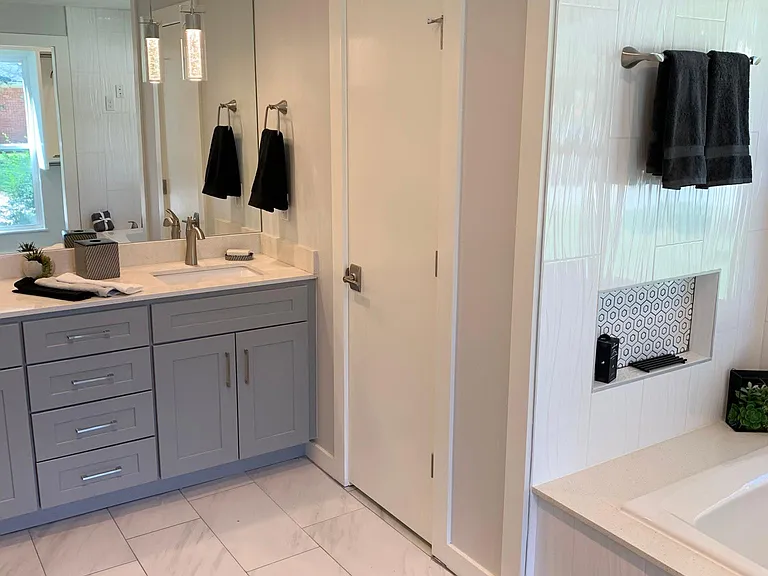 MASTER BATH TUB/ DECOR NICHE AND WALL TILE