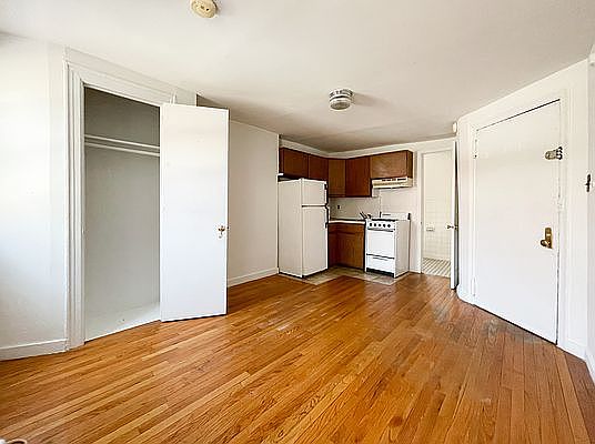 2nd image of 356 E 19th St #E2