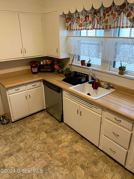 3rd image of 53 Forest Avenue