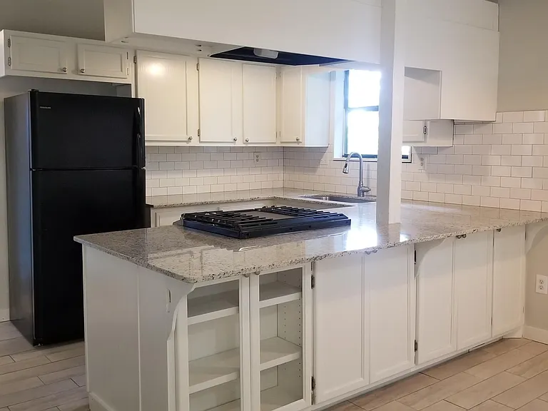 985 N Lewis Pl — Photo 2