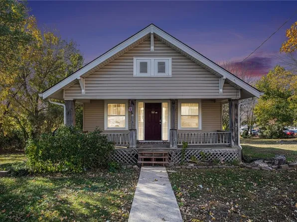 12418 3rd St, Grandview, MO 64030