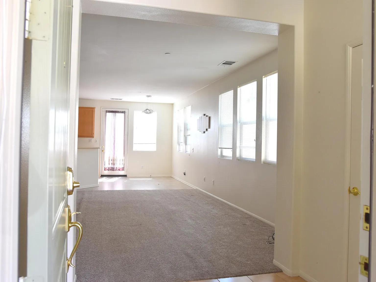 4 bed, 2186 sqft, $3,450 — Photo 3