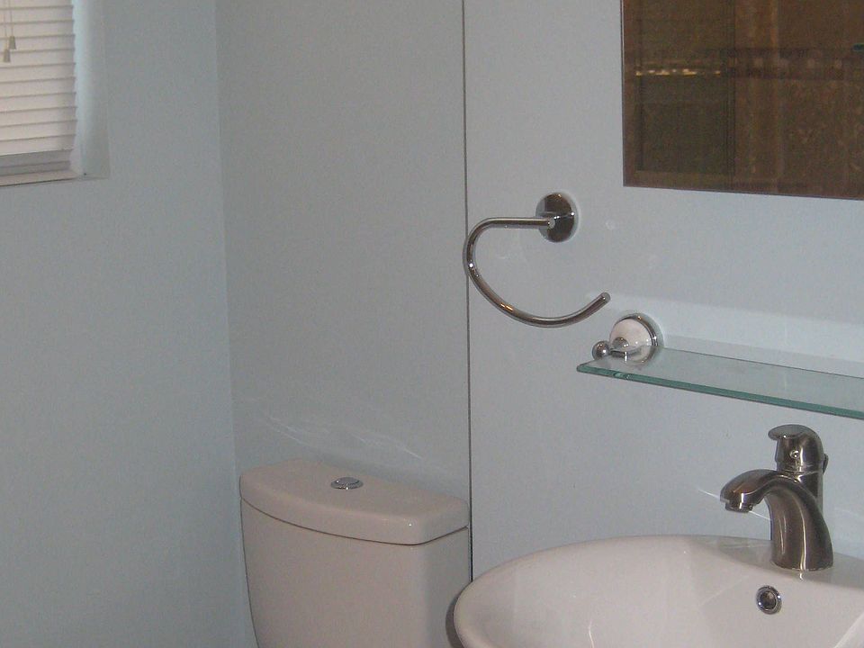 FULL BATHROOM 1