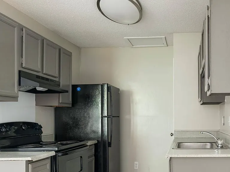 Twin Oaks Apartments — Photo 8