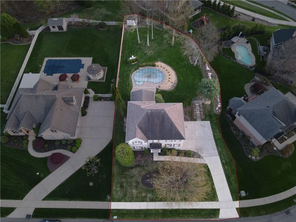 1819 Madison Dr, Coraopolis, PA 15108