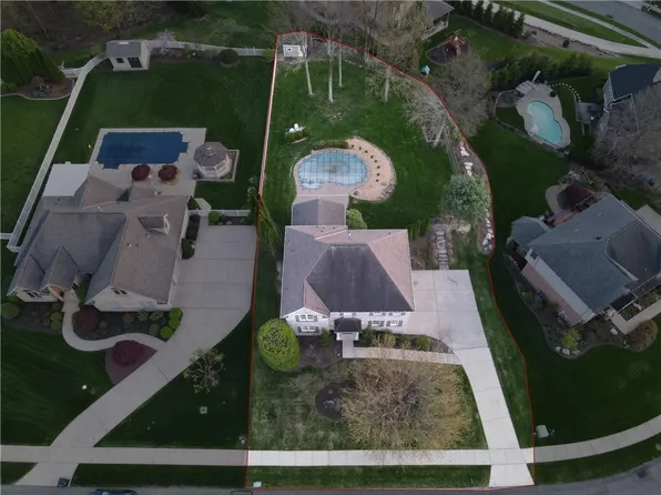 1819 Madison Dr, Coraopolis, PA 15108