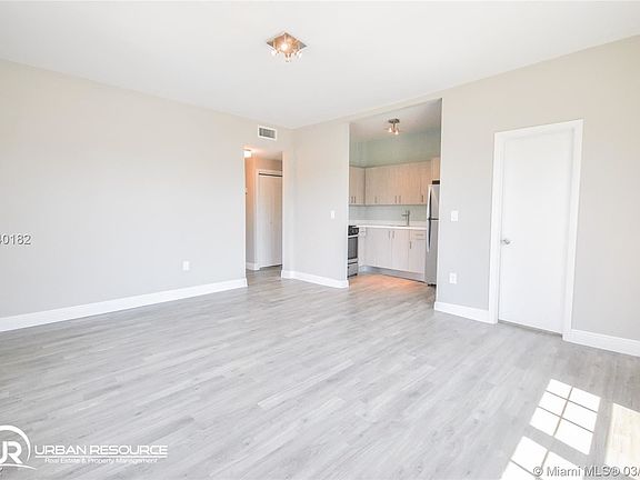 3rd image of 1017 Jefferson Ave APT 307